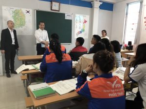 Hiệu trưởng Học viện ngôn ngữ Shinnagata giao lưu với học sinh trường Phúc Thái