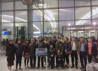 Đại diện công ty Phúc Thái cùng gia đình học viên chụp ảnh lưu niệm tại sân bay