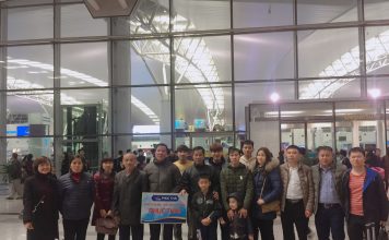 Đại diện công ty Phúc Thái cùng gia đình học viên chụp ảnh lưu niệm tại sân bay
